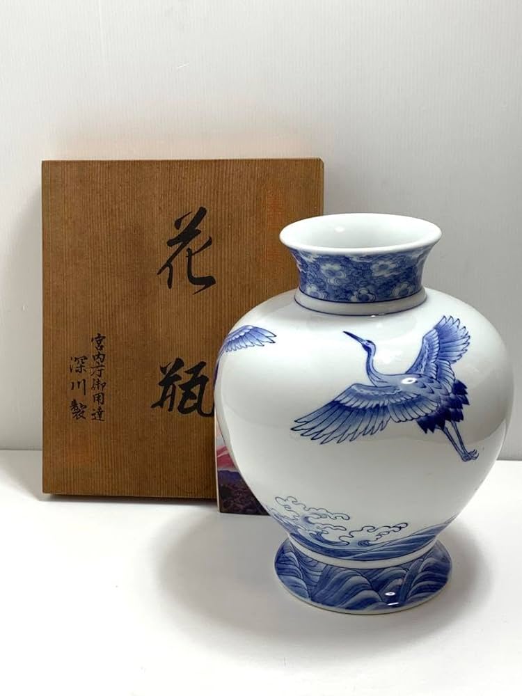 Amazon.co.jp: 宮内庁御用達深川製磁 美術有田焼 花瓶壺 白磁 宮窯染付