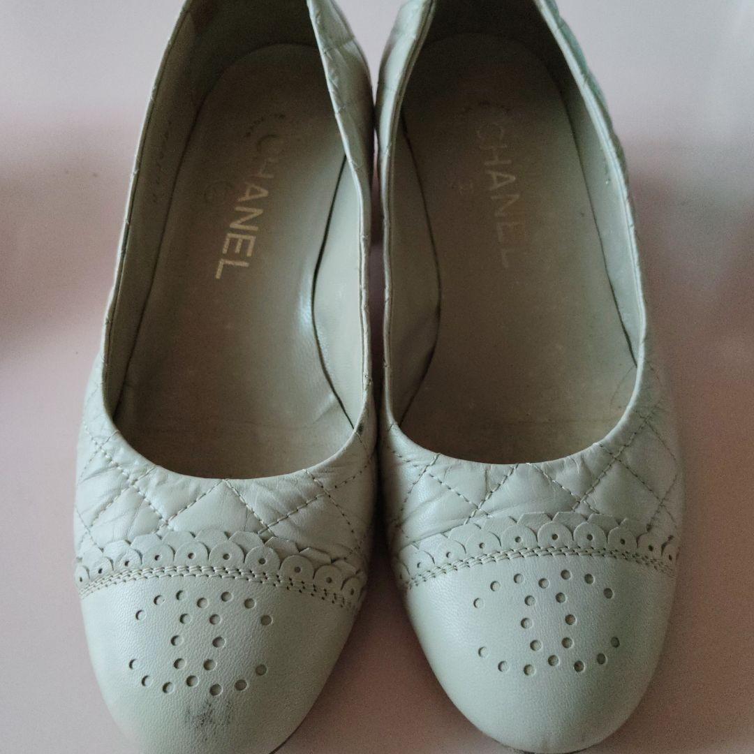 お値下げ☆CHANEL ホワイト ローヒールシューズ 可愛く品良く】CHANEL *メリージェーン*フラットシューズ白 (CHANEL