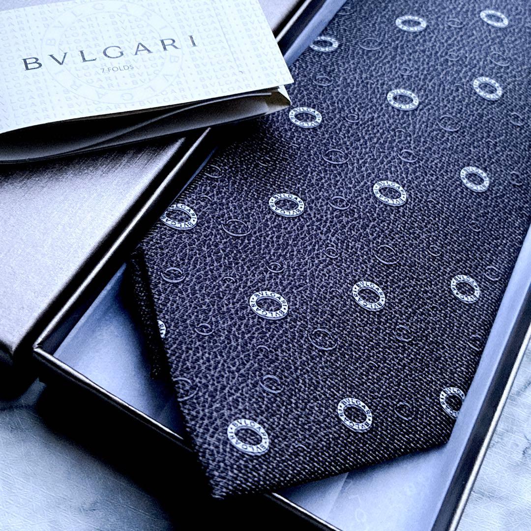✨未使用✨ブルガリ　希少なリング柄　シルバー　セッテピエゲ　ネクタイ 希少セッテピエゲ BVLGARI ブルガリ ネクタイ 紙飛行機 ドット 総柄