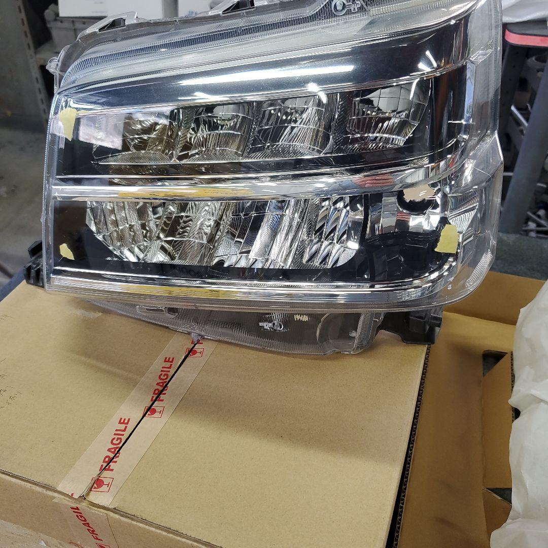 ダイハツ、ハイゼット左ヘットライトユニット ダイハツ 純正 ハイゼット 《 S321V 》 左ヘッドライト 81150-B5130